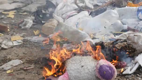 Płonący wysypisko śmieci, ekologiczne zanieczyszczenia — Wideo stockowe