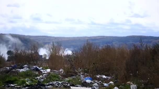 Depósito de lixo em chamas, poluição ecológica — Vídeo de Stock