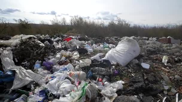 Vertedero de basura en llamas, contaminación ecológica — Vídeo de stock