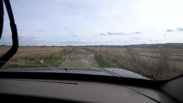 Blick auf den Autopass auf flache Landschaft mit blauem Himmel bei sonnigem Tag — Stockvideo