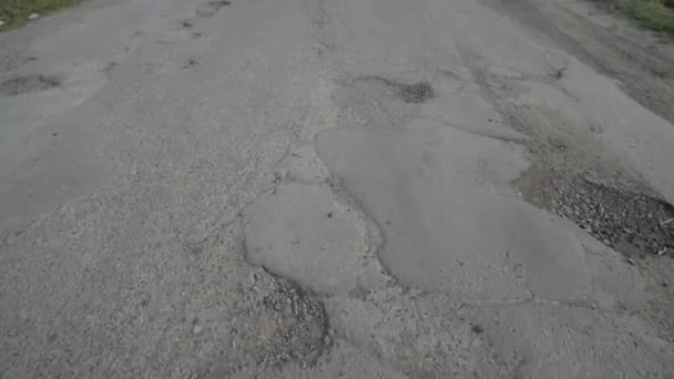 Dziur na starej autostrady, w mieście — Wideo stockowe