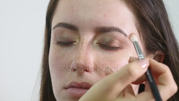 Maquillaje artista aplicando maquillaje de pestañas a los modelos de ojo. Vista de cerca — Vídeo de stock