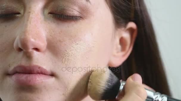 Maquiagem de fundação tonal aplicada no rosto de um supermodelo — Vídeo de Stock