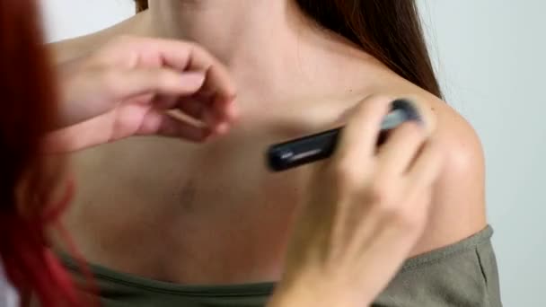 Vizážistka, použití tekutého zvukový základ na krk dívky v bílých make-upu místnost. Krása a móda — Stock video