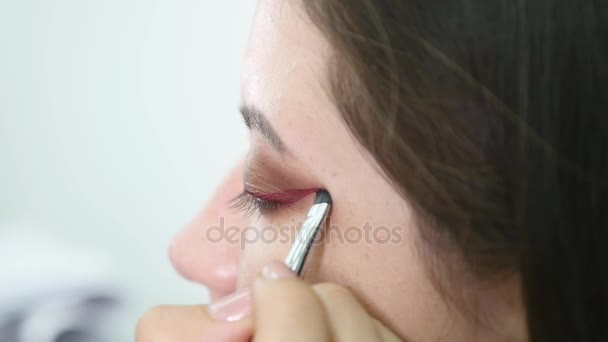 Artista trazando flechas. De cerca. cámara lenta — Vídeos de Stock