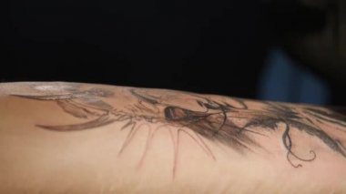 Dövme sanatçısı vücuda dövme tattoo studio, olun. yakın çekim. zaman lipse