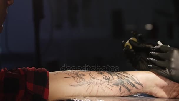 Shot of tattoo artist in creation — Stock Video