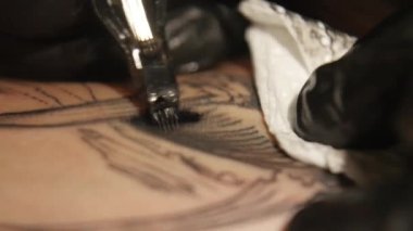 Dövme sanatçısı vücuda dövme tattoo studio, olun. yakın çekim