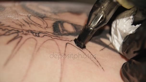 Tatuerare göra tatuering i studio, tatuering på kroppen. närbild — Stockvideo