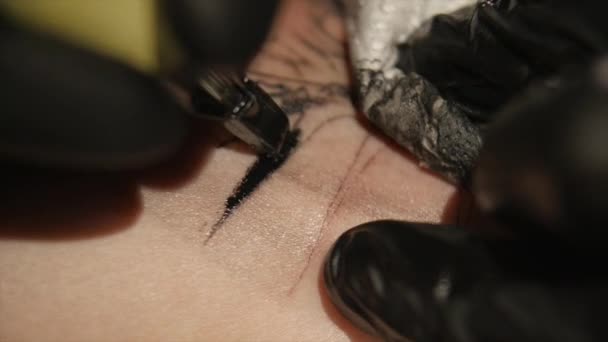 Tatuaje artista hacer tatuaje en el estudio, tatuaje en el cuerpo. de cerca — Vídeo de stock