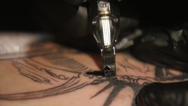 Tatuerare göra tatuering i studio, tatuering på kroppen. närbild — Stockvideo