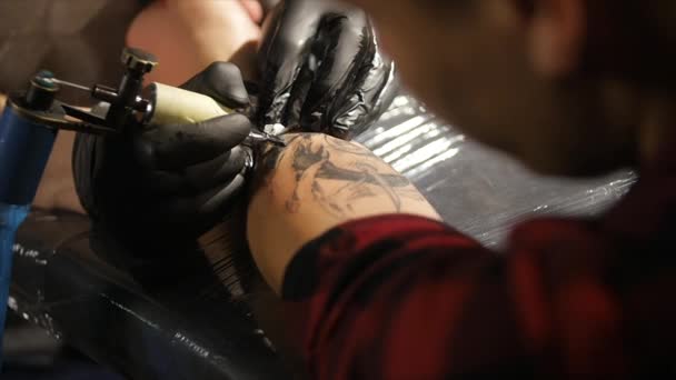 Tiro de artista del tatuaje en la creación . — Vídeos de Stock