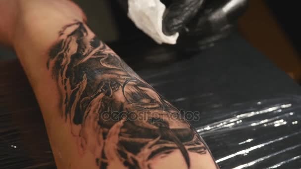 Shot of tattoo artist in creation — Stock Video