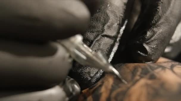 Shot z tetování umělce v nástroji pro tvorbu