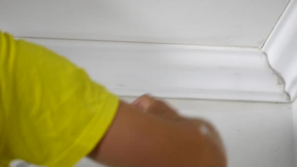 Trabalhador corrige o plinto para o teto de perto — Vídeo de Stock