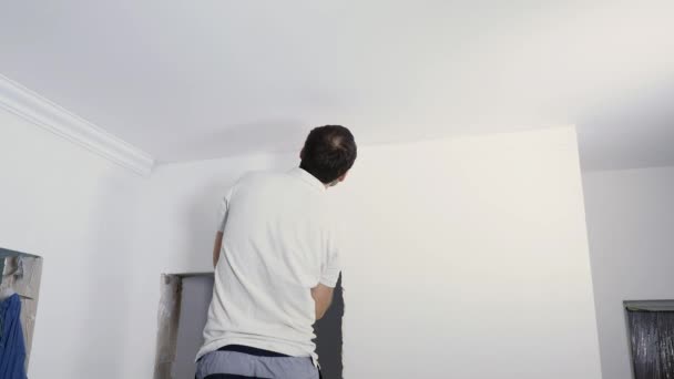 Werknemers maalt betonnen plafond. reparatie concept — Stockvideo