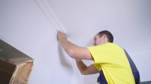 労働者は、天井に台座を修正します。 — ストック動画