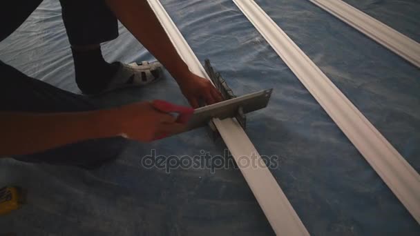 Working sawing of ceiling skirting — Stock Video