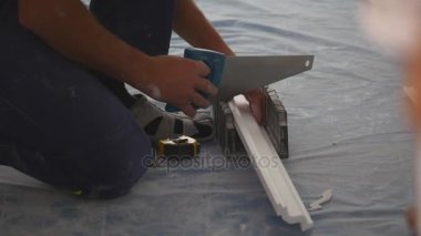 çalışma tavan süpürgelik testere ile kesme
