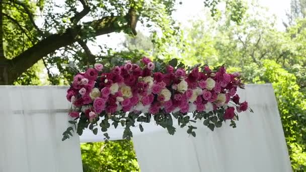 Hochzeitsbogen mit Blumen geschmückt — Stockvideo