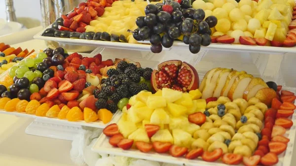 Buffet colorido de frutas tropicales. boda —  Fotos de Stock