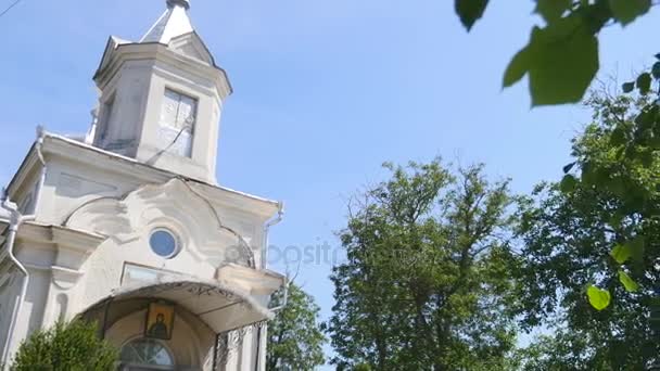 Murs blancs des coupoles d'or de l'église, croix. Ciel bleu sur fond — Video