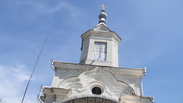 Murs blancs des coupoles d'or de l'église, croix. Ciel bleu sur fond — Video