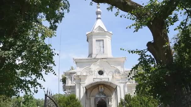 Vita väggar av kyrkans gyllene kupoler, korsar. Blå himmel på en bakgrund — Stockvideo