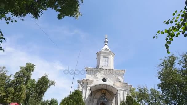 Białe ściany Kościoła złote kopuły, krzyże. Błękitne niebo na tle — Wideo stockowe