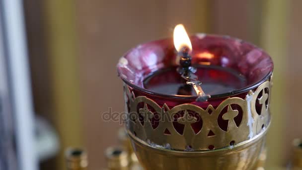 Červená svíčka v kostele — Stock video