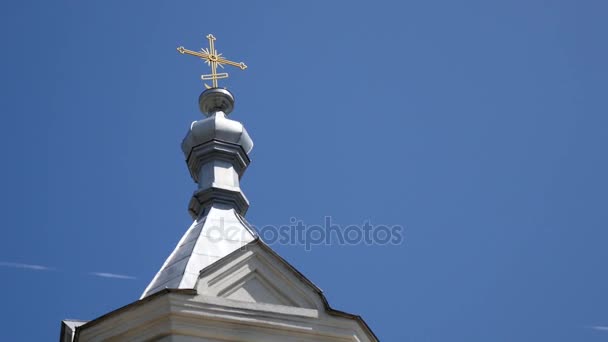 Murs blancs des coupoles d'or de l'église, croix. Ciel bleu sur fond — Video