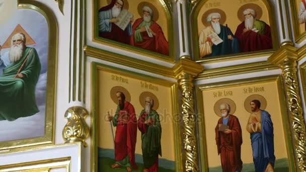 Ortodoxa gyllene ikonostas i den ortodoxa kyrkan — Stockvideo