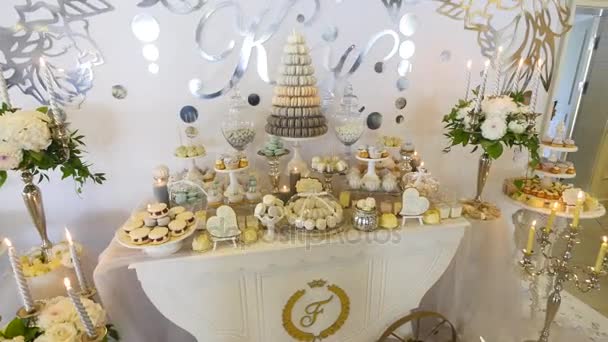 Candy Bar Boda, buffet de dulces, delicioso Candy bar en una boda — Vídeo de stock