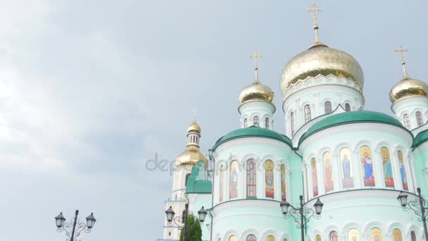 Blue Walls of Church Golden Cupolas, Crosses. Céu azul em um fundo — Vídeo de Stock