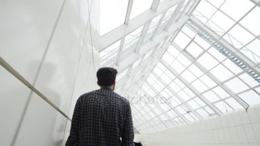 Pencere duvarı git bir büyük adam. karşılık veriyor