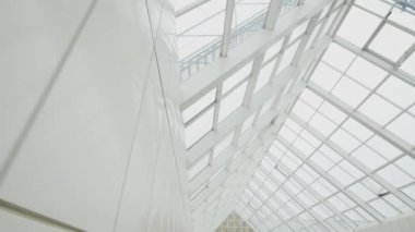 Şeffaf çatı ve gökyüzü. Cam paneller ve güneş ışığı. Bina yeni iş merkezi