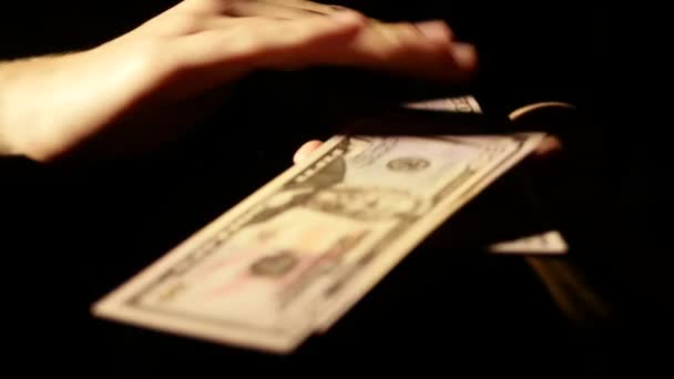 双手散落在黑色的背景美元 — 图库视频影像