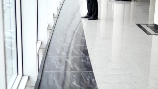 Hombre ven y párate a toda altura, mira por la ventana de la terminal del aeropuerto — Vídeos de Stock