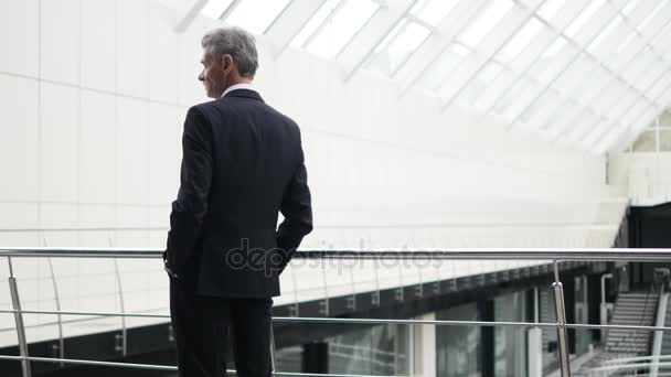 L'uomo d'affari soggiorno nel business center balcone — Video Stock