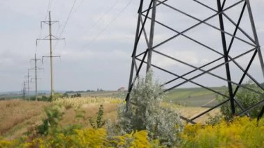 Yüksek voltaj postası. Yüksek voltajlı gökyüzü arka planı.