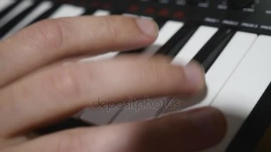 Profesyonel dijital ses kanal karıştırıcı Studio üzerinde çalışan adam. Amplifikatör ve ses gösterisi dengesi için elektronik. Duvarcı topuzlar. tuşları, ses mühendisi presler düğmeleri taşır. Portre