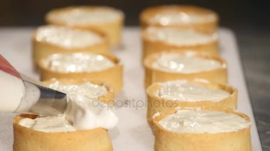 cupcakes pudra şırınga tarafından oluşturma şekerlemeler. yakın çekim