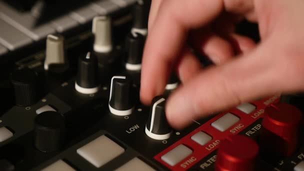 Geluid bij professioneel geluid mixer mengen — Stockvideo