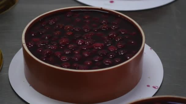 Close-up torta de cereja na mesa — Vídeo de Stock