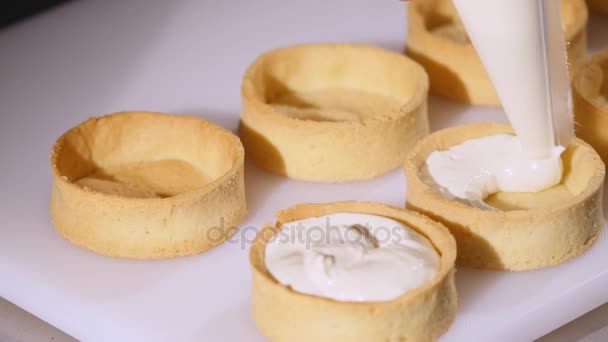 Кондитерские изделия, создающие кексы по кондитерскому шприцу. close up — стоковое видео