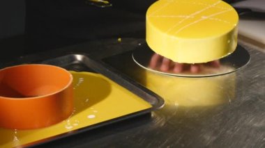 Kek üzerine dökerek sır işlemidir. yakın çekim