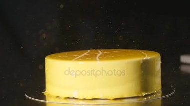 Pasta ayrıntıları. Çikolata ve kraker. Taze pişmiş kek. Pastacı pasta döner ve süsleyin. Sarı kek çikolatalı krema, çikolata ve kraker. Pudra süslemeleri bir