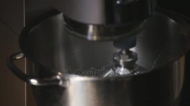 Hamur karma olarak birleştirin karıştırıcı başlar