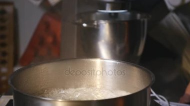 pudra şurubu bir tavada pişirmek