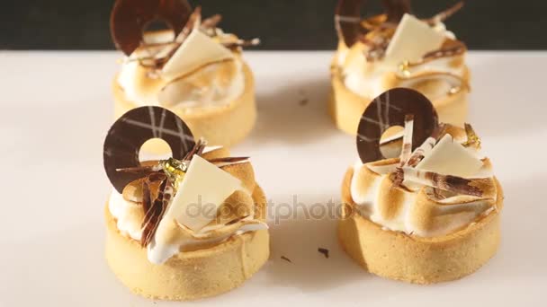 Dolci moderni in stile rustico. Cupcake con ripieno alla panna — Video Stock